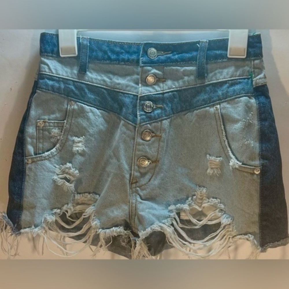 SIGNATURE 8 DISTRESSED JEANS SIZE SMALL WITH BUTTON UP FRONT